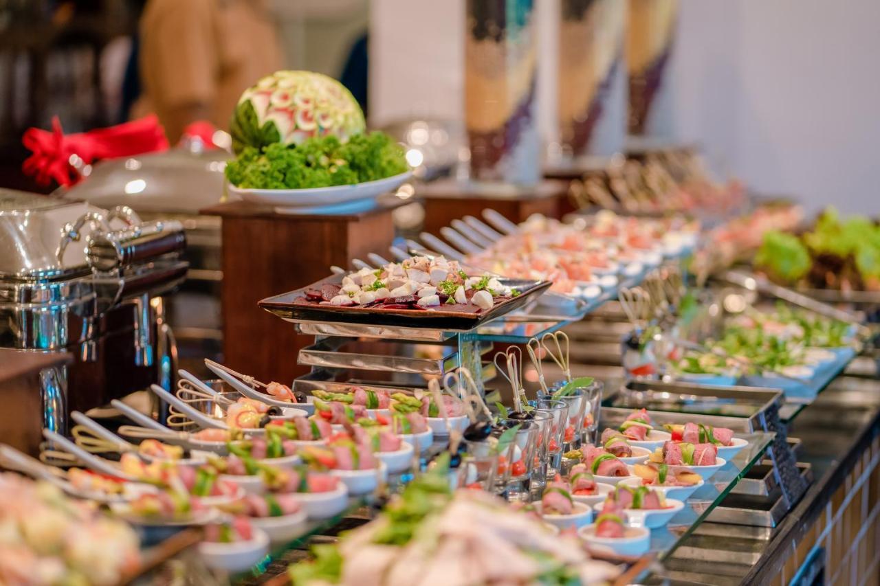 アレグロ ホイアン ア リトル ラグジュアリー ホテル&スパ エクステリア 写真 A buffet at a hotel