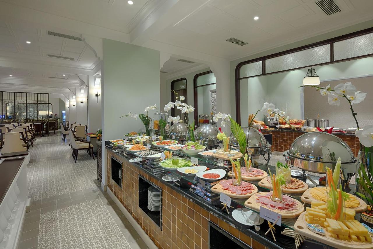 アレグロ ホイアン ア リトル ラグジュアリー ホテル&スパ エクステリア 写真 A buffet at a hotel