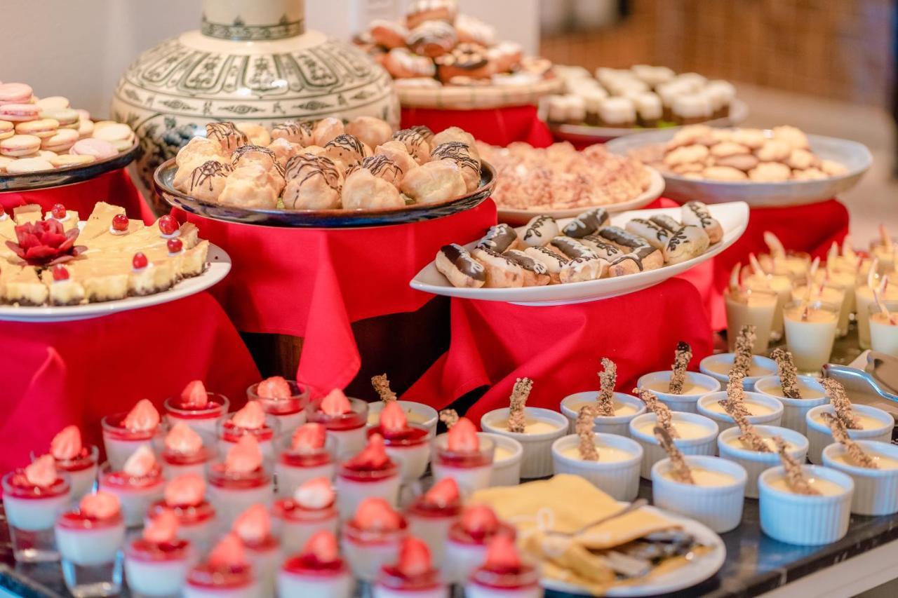 アレグロ ホイアン ア リトル ラグジュアリー ホテル&スパ エクステリア 写真 A dessert buffet