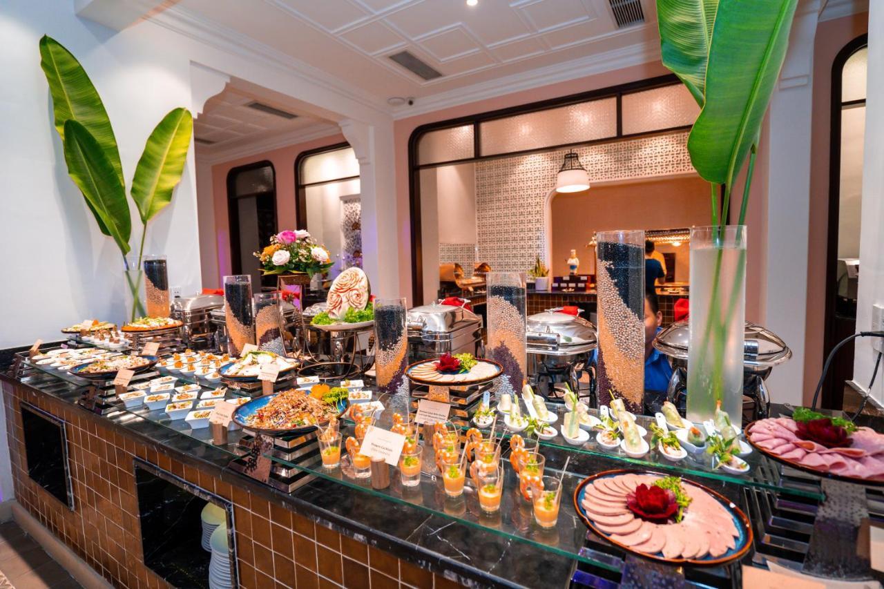 アレグロ ホイアン ア リトル ラグジュアリー ホテル&スパ エクステリア 写真 A buffet at a hotel