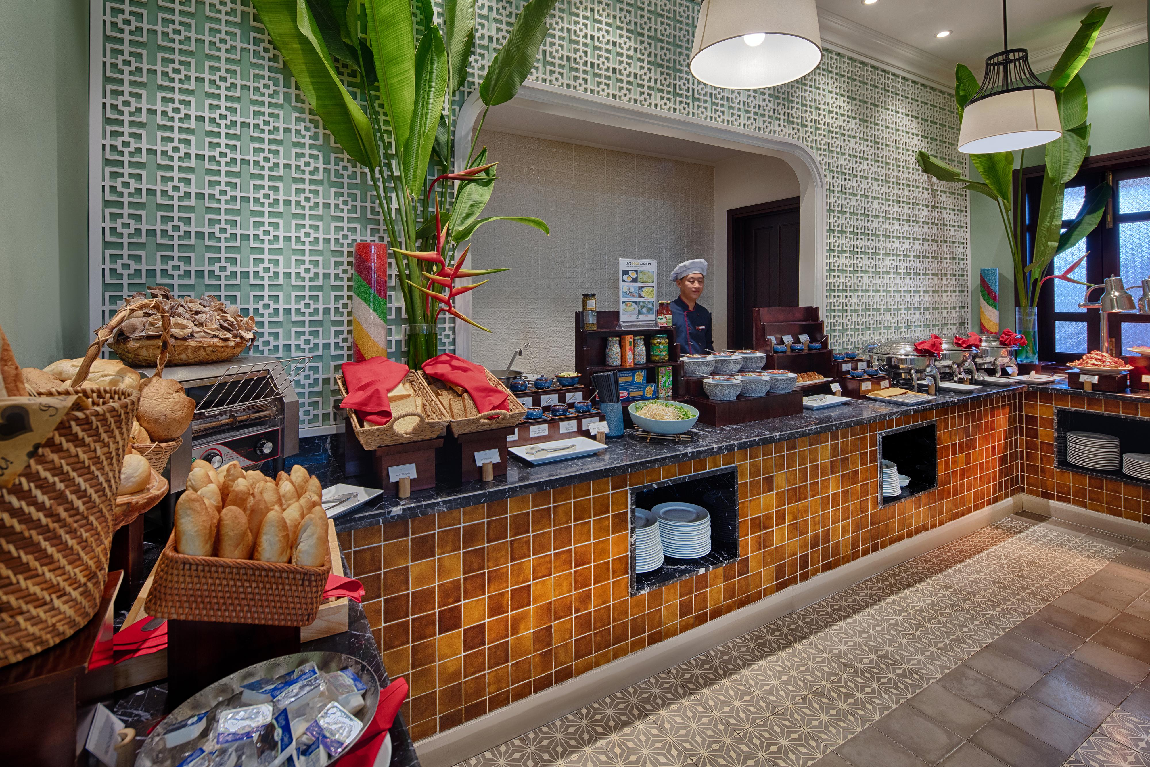 アレグロ ホイアン ア リトル ラグジュアリー ホテル&スパ エクステリア 写真 The buffet at the hotel