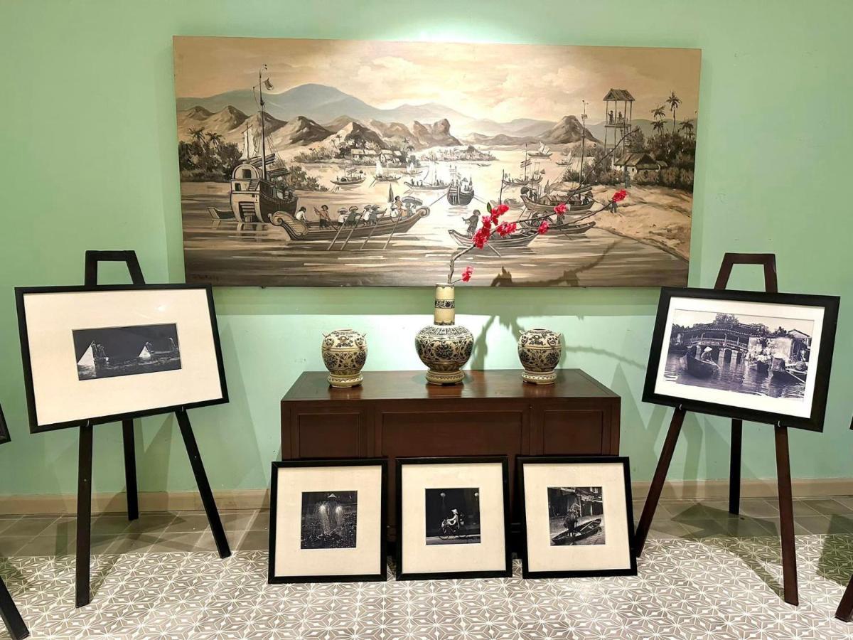 アレグロ ホイアン ア リトル ラグジュアリー ホテル&スパ エクステリア 写真 A display of photographs by the author