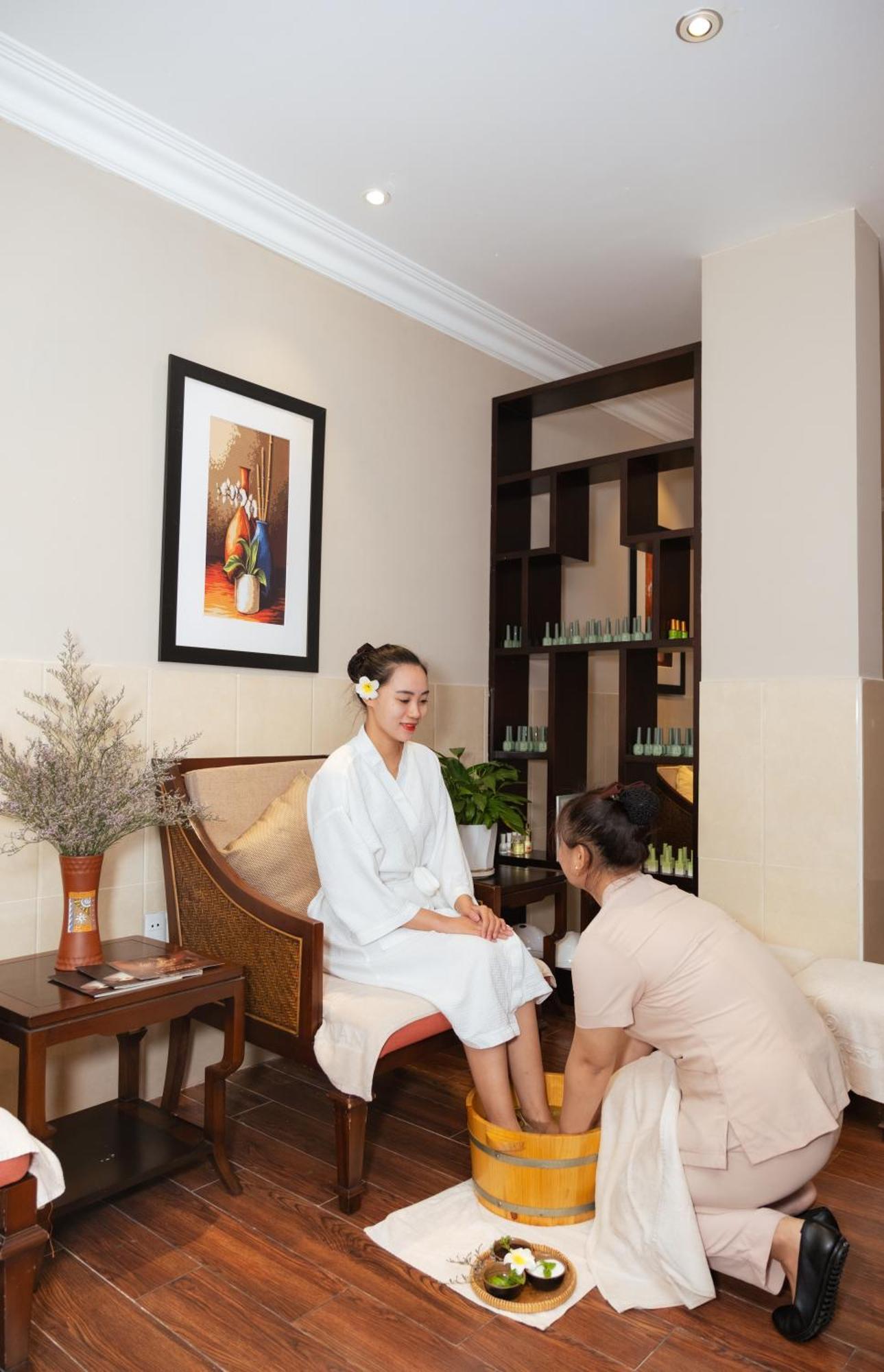アレグロ ホイアン ア リトル ラグジュアリー ホテル&スパ エクステリア 写真 A foot massage