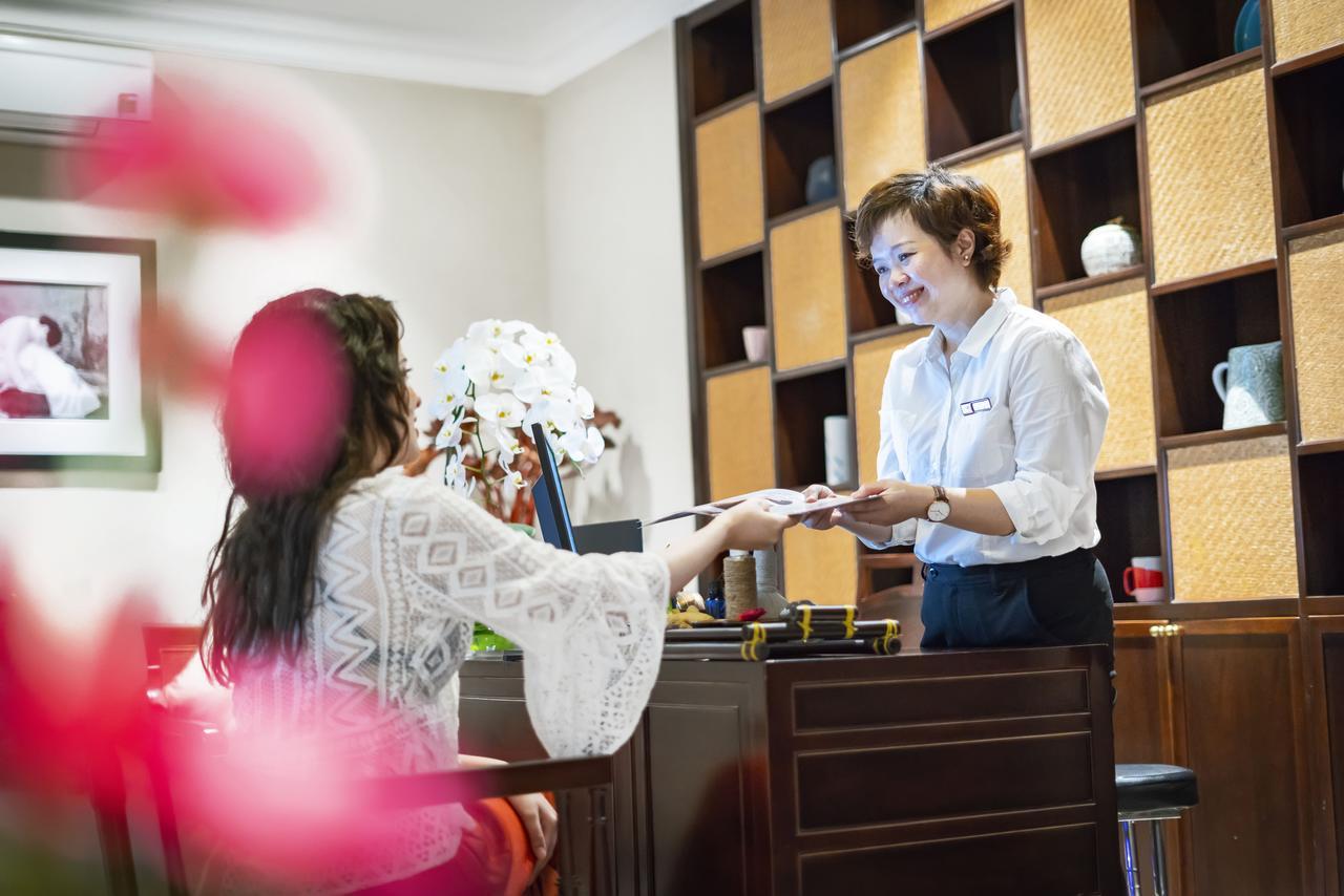 アレグロ ホイアン ア リトル ラグジュアリー ホテル&スパ エクステリア 写真 A guest checking in at the hotel